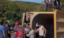 Kocaali'de hafriyat kamyonu devrildi