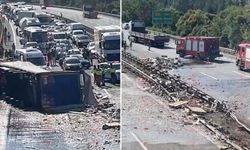 TEM'de cam şişe yüklü TIR devrildi, camlar parçalanıp yola saçıldı!
