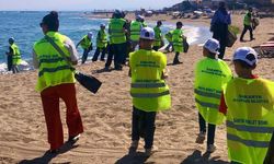 İsveç’te başlayan ‘plogging’ akımı Karasu Sahili’ne ulaştı: Elde poşetlerle baştan sona kadar…