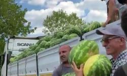 Bir tır dolusu karpuzu ücretsiz dağıttı