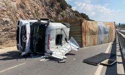 Tır devrildi, sürücü yaralandı