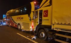 Lastiği patlayan otobüse kamyon çarptı: 1 yaralı