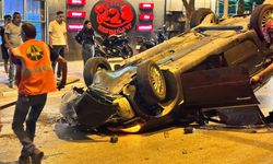 Orta refüje çarpan otomobil takla attı: 1 yaralı