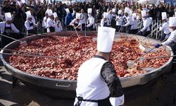 Bin 930 kiloluk dev sucuklu yumurta yaparak dünya rekoru kırdılar