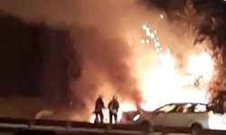 Alev alev yanan otomobil kullanılamaz hale geldi
