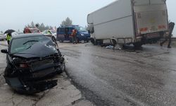 Karavan otomobille çarpıştı
