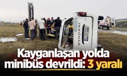 Kayganlaşan yolda minibüs devrildi: 3 yaralı