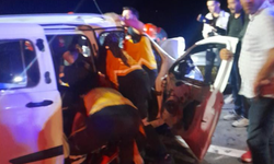 Hafif ticari araç kamyonetle çarpıştı: 1 ölü, 2 yaralı