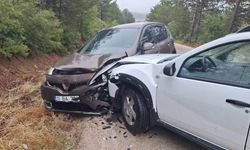 Kafa kafaya çarpıştılar; 3 yaralı