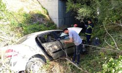 Seyir halindeyken tekerleği çıkan araç şarampole uçtu: 1'i ağır 2 yaralı