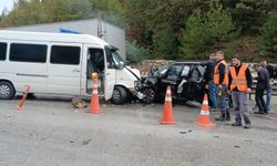 Karşı şeride geçen minibüsle otomobil kafa kafaya çarpıştı: 1 yaralı