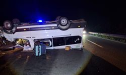 Bariyerlere çarpan minibüs ters döndü: 4 yaralı