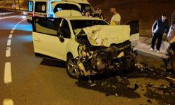 Bilecik'te 2 araç kafa kafaya çarpıştı; 2 yaralı