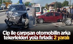 Akyazı'da feci kaza: Cip ile çarpışan otomobilin arka tekerlekleri yola fırladı: 2 yaralı