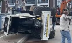 Tırın üstündeki asfalt silindiri yola devrildi: 1 yaralı