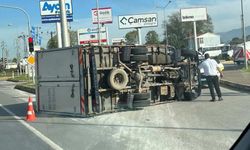 Hendek OSB ışıklarında kamyonet yan yattı