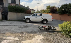 Motosiklet kamyonete çarptı: 2 ağır yaralı