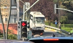 Freni boşalan otobüs duvara çarptı: 3'ü polis 7 yaralı