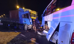 Yolcu otobüsü ile tır çarpıştı: 20 yaralı