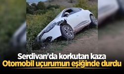 Serdivan'da korkutan kaza: Otomobil uçurumun eşiğinde durdu