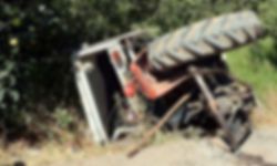 Traktör devrildi: 1 ölü, 1 yaralı