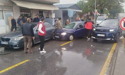 Adapazarı'nda iki araç kazaya karıştı