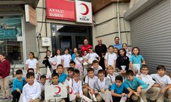 Aralarında topladıkları 5 bin 100 lirayı Kızılay'a bağışladılar