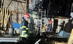 Geyve’de marangoz atölyesi alev alev yandı