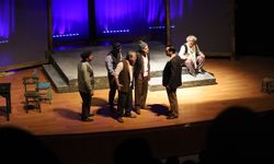 Deli İbram Divanı oyunu yoğun ilgiyle sahnelendi