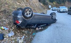 Gizli buzlanma otomobili tepetaklak yaptı: 2 yaralı