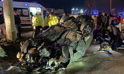 Bolu'da önce refüje ardından elektrik direğine çarpan otomobil tepetaklak oldu: 1 yaralı