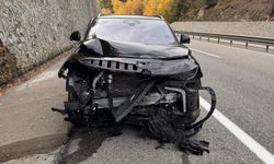 Bolu'da istinat duvarına çarpan araç, ağır hasar aldı