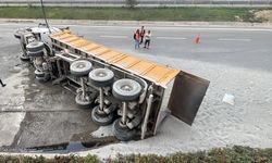 Mıcır yüklü kamyon devrildi: 1 yaralı