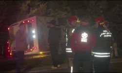 Otomobil ile çarpışan işçi servisi devrildi: 8 yaralı