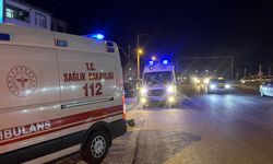 Motosiklet, yolun karşısına geçmeye çalışan adama çarptı: 3 yaralı