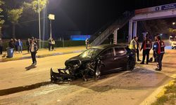 Otomobil üst geçidin direğine çarptı