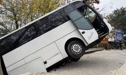 Facianın eşiğinden dönüldü: Tur otobüsü şarampole düştü