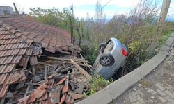 Otomobil evin çatısına uçtu