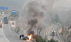 Seyir halindeki otomobil alev aldı!