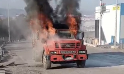 Aynı noktada yarım saat arayla kamyon ve tır yandı