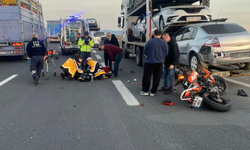 Motosiklet emniyet şeridinde duran tıra çarptı: 1 yaralı