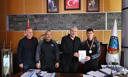 Halterin Genç Yıldızı Enes Efe Aydın, Başkan Çelik’in konuğu oldu