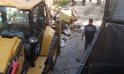 Adapazarı'nda çöp ev kepçeyle boşaltıldı!