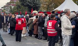Türk Kızılay şehit cenazesinde lokum dağıttı