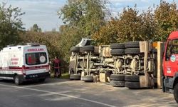 Kocaali’de taş yüklü kamyon devrildi: 1 yaralı