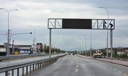 Sürücülere rehber olan dev ekran Karaman Yolu’nda farklı noktaya alındı