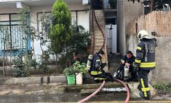 Bina çatısında yangın: Baba ve oğlu dumandan etkilendi