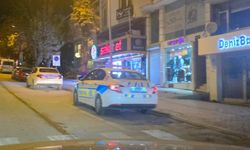 Bacağına saplanan bıçağı çıkartıp karşısındaki kişiyi ağır yaraladı