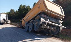 Tırın dorsesi koptu; Faciadan dönüldü