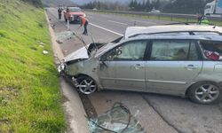 Lastiği patlayan otomobil bariyere çarpıp takla attı